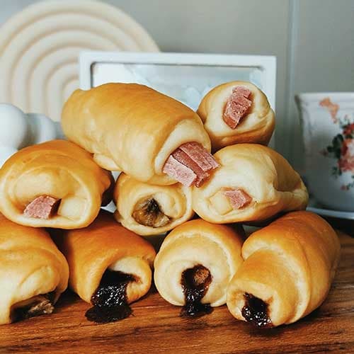 Box berisi roti unyil untuk snack acara