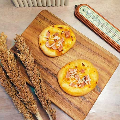 Roti unyil manis dan gurih di nampan saji